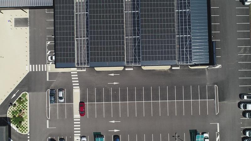 Parking commercial avec toiture solaire
