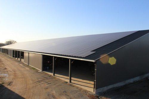 Nettoyage de panneaux photovoltaïques sur hangar agricole au Pays