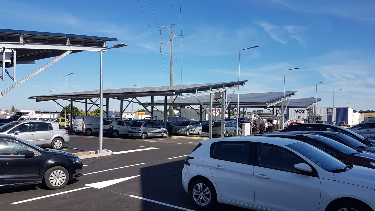 Ombrière de parking sur le parking de l'Intermarché de Vire.